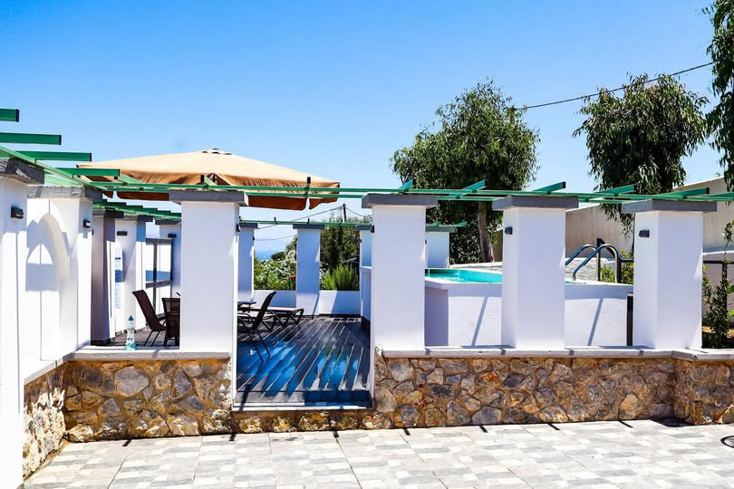 The Oasis Pool Suite (100)